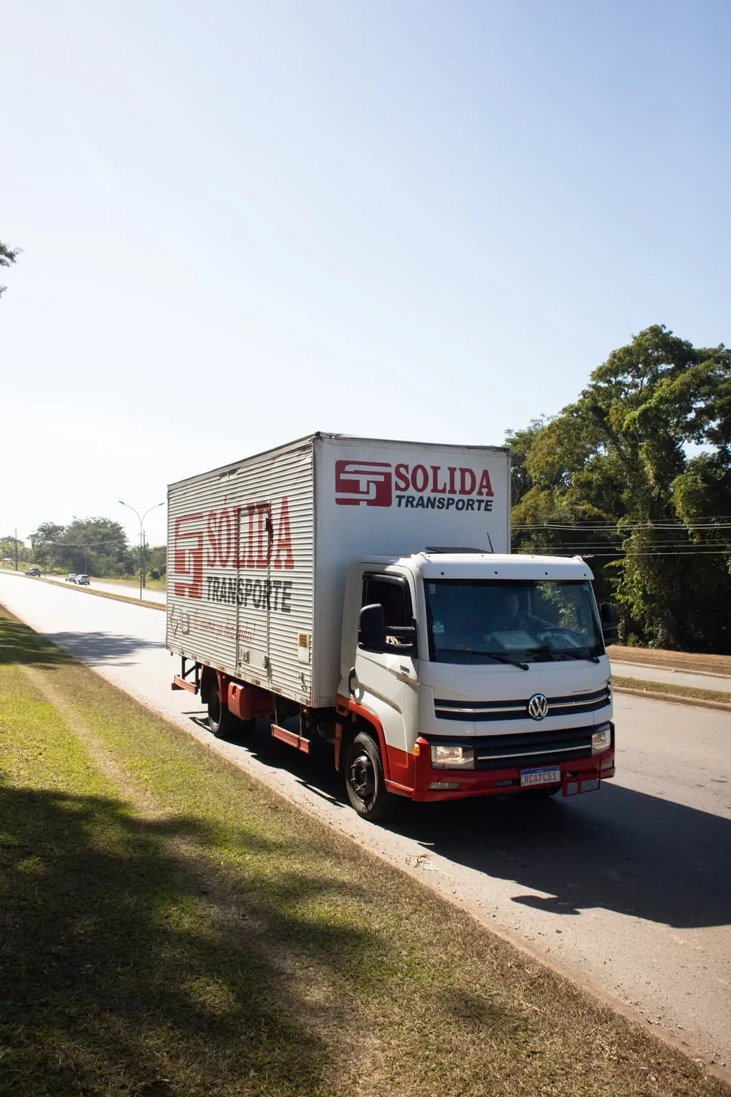Caminhão baú Volkswagen da Sólida Transporte rodando na estrada