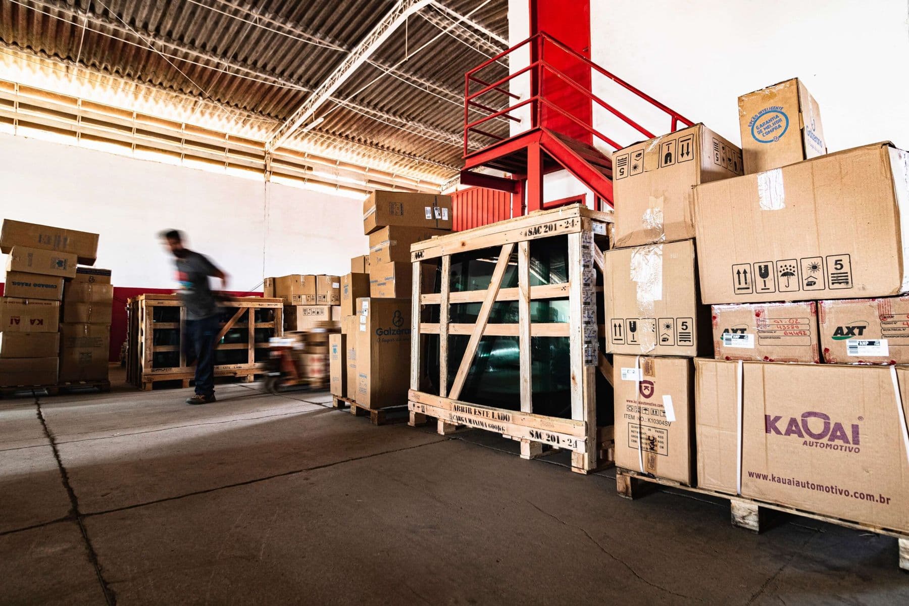Caixas e volumes engradados prontos para despacho