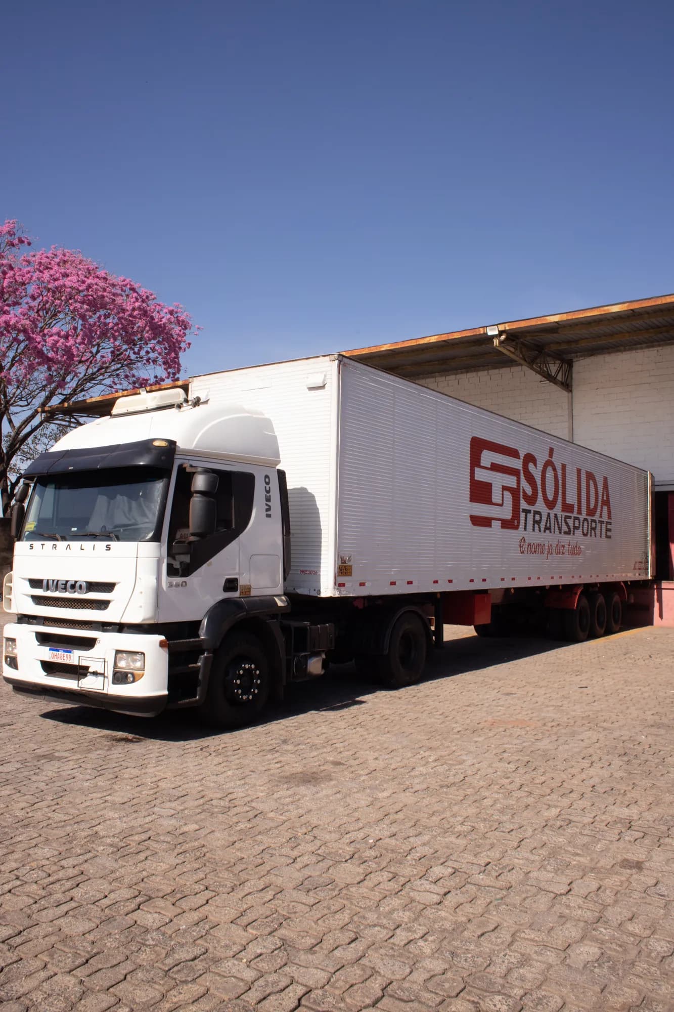 Carreta Iveco Stralis da Sólida Transporte estacionada no pátio