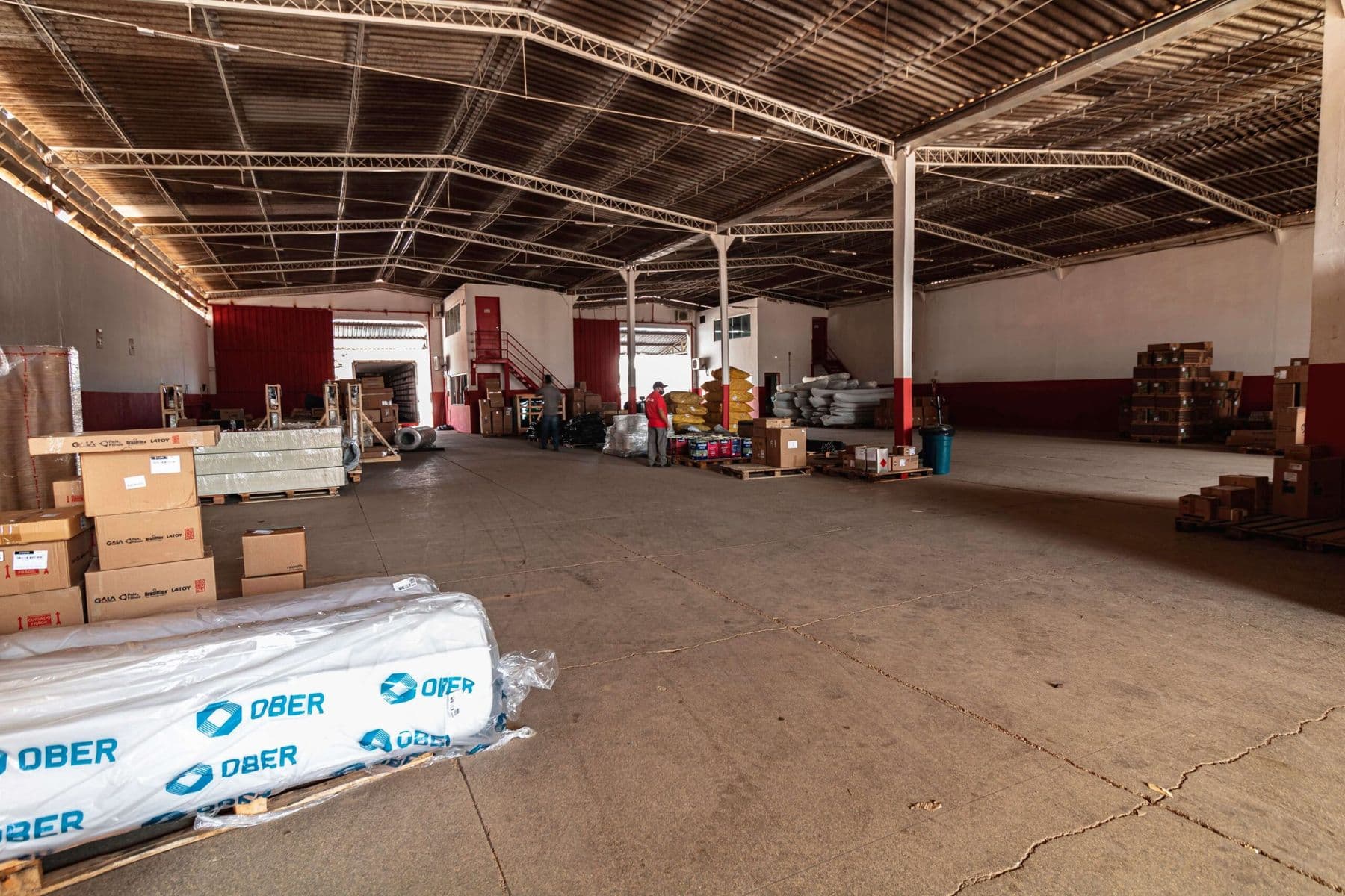 Interior do galpão da Sólida com cargas organizadas em pallets